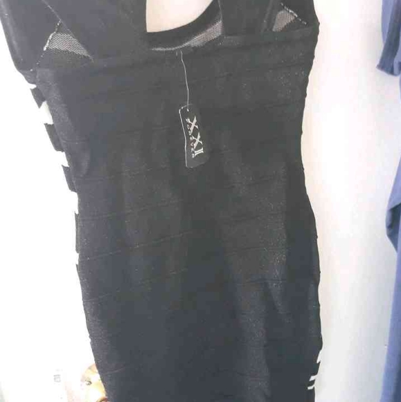 Dresses - Picture 4 of 5